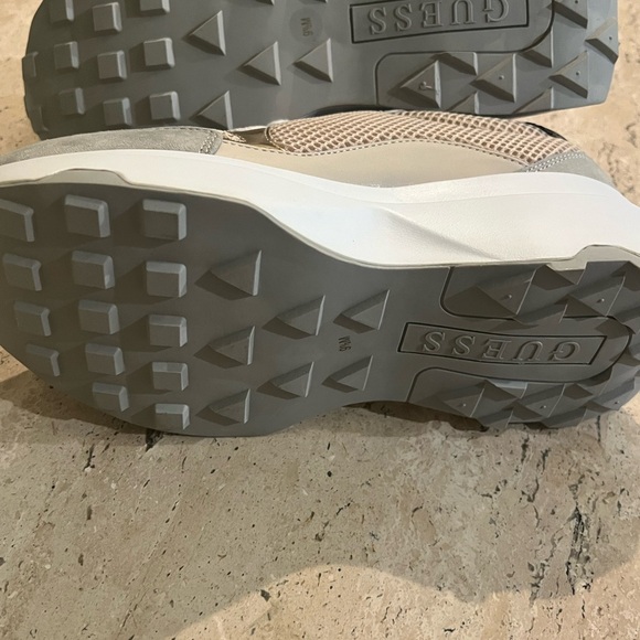 GUESS Women's Invited Sneaker Size 9.5 - Picture 4 of 9